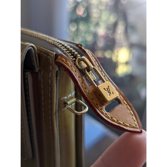 LOUIS VUITTON Monogrammed LV Vernis Patent Leather Mott Bag Pouch MOSS GREEN ๐ - Picture 4 of 15